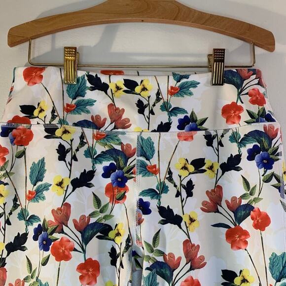 FABLETICS Women’s Brogan White Flowered Capris / Size: Small 4-6 - Picture 9 of 10